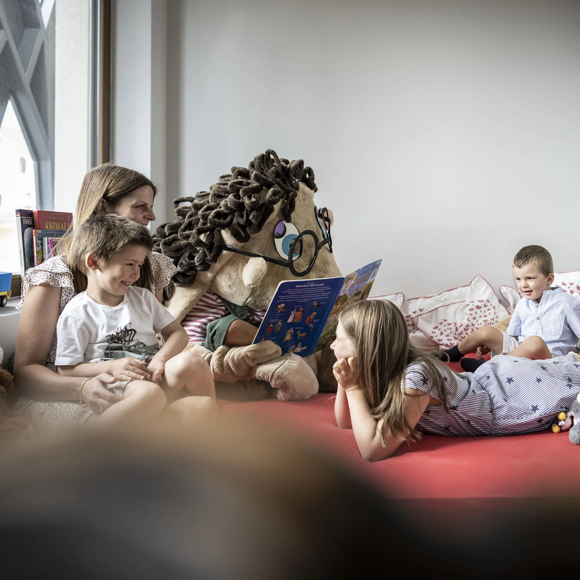 Das Mühlwald: Strategic realignment and sales setup lead to a 50% increase in turnover Children listen to a person in a large mascot costume reading a book