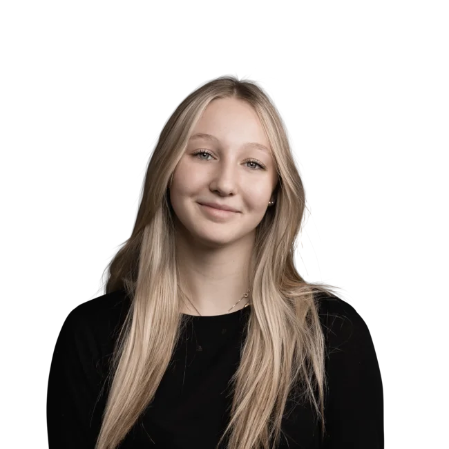 Porträt einer jungen Frau mit langem blondem Haar und schwarzem Oberteil