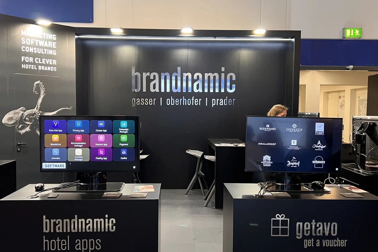 Messestand mit Monitoren für brandnamic hotel apps und getavo Gutscheine