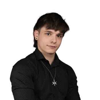 Daniel Ringler | IT Service Technician Porträt eines jungen Mannes mit schwarzem Hemd und Sternanhänger