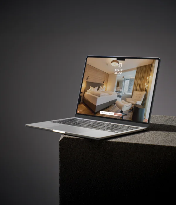 Pfalzblick Wald Spa Resort: posizionamento forte, su internet e fuori Laptop mostra sito di una camera d'hotel moderna con letto e poltrona