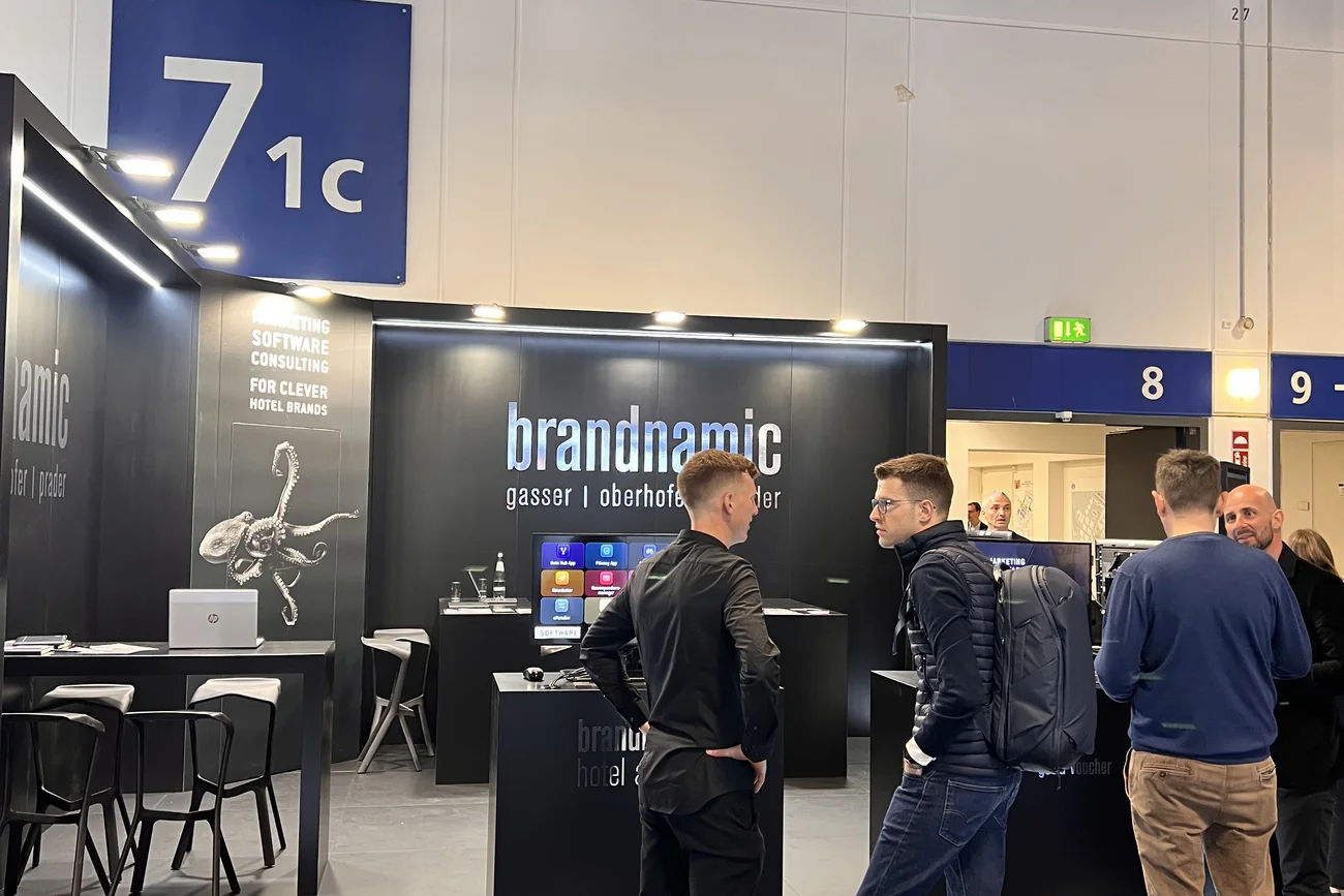 Menschen stehen vor dem Messestand von brandnamic auf einer Messe