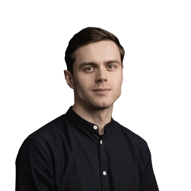 Porträt eines jungen Mannes mit dunklem Hemd vor weißem Hintergrund