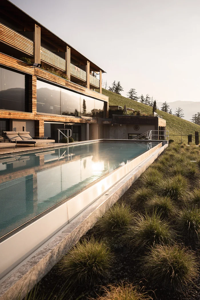 Modernes Haus mit langem Außenschwimmbad und Grünflächen am Hang