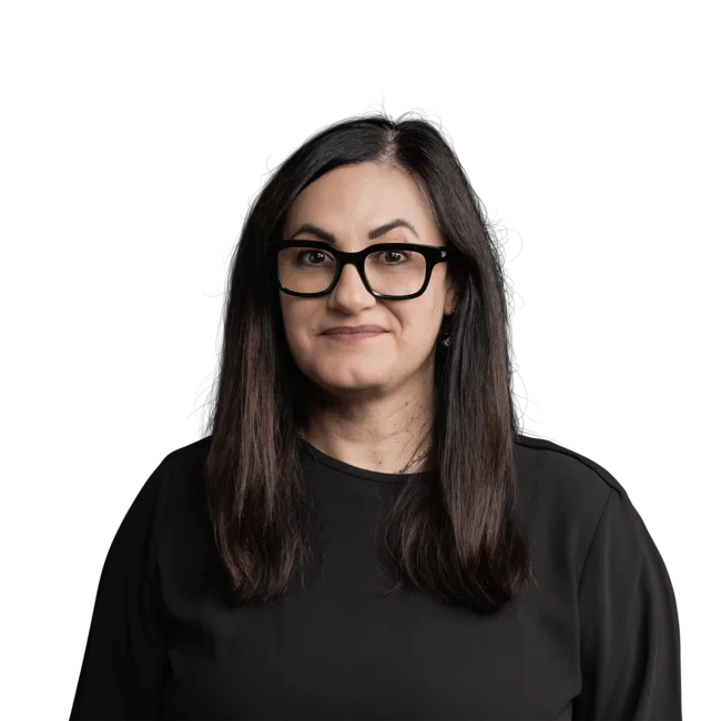 Donna con capelli neri e occhiali su sfondo bianco