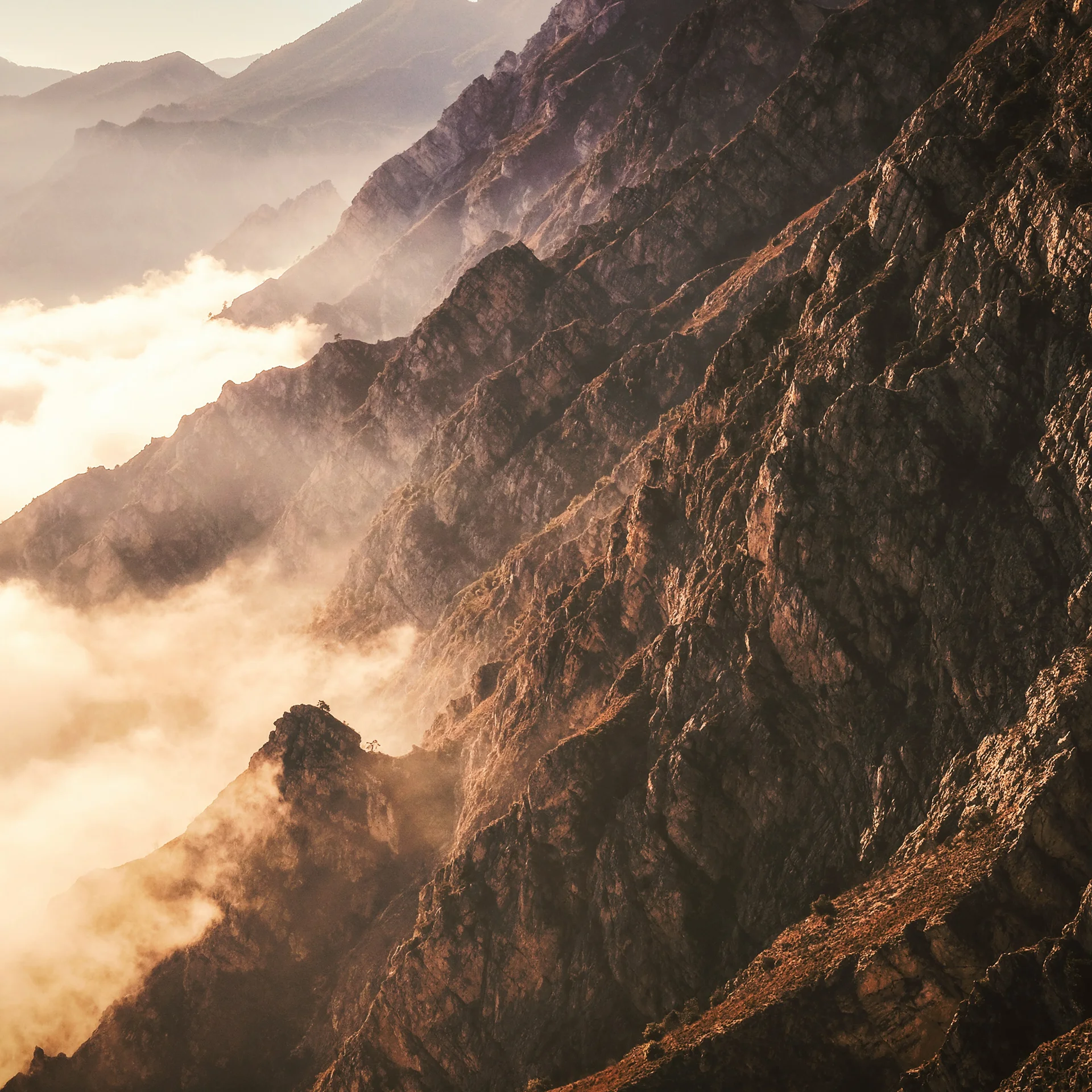 404 Bergkette mit Nebel und Sonnenlicht im Tal