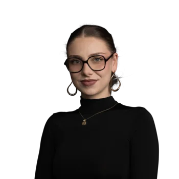 Elisa Aumer | Corporate Social Media Manager Frau mit Brille, schwarzen Oberteil und goldenen Ohrringen vor weißem Hintergrund