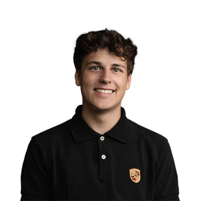 Alex Hinteregger Porträt eines jungen Mannes in schwarzem Poloshirt mit Wappen