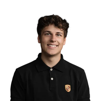 Alex Hinteregger | Social Media Ads Manager Porträt eines jungen Mannes in schwarzem Poloshirt mit Wappen