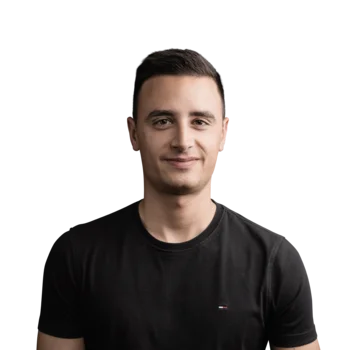 Junger Mann mit kurzem dunklem Haar, schwarzem T-Shirt vor weißem Hintergrund