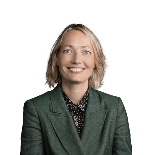 Kora Seifert Porträt einer lächelnden Frau mit grünem Blazer und blonden Haaren