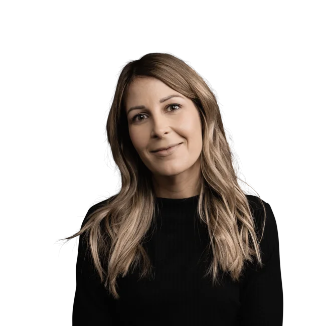 Porträt einer lächelnden Frau mit mittellangem blonden Haar und schwarzem Pullover