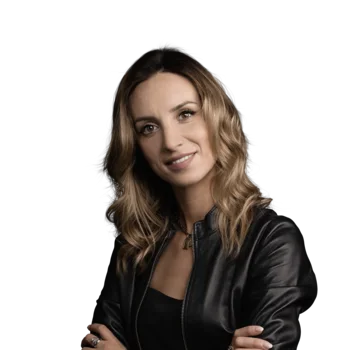 Donna con capelli mossi e giacca di pelle su sfondo bianco