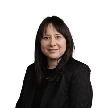 Silvia Verginer | Head of Advertising Lächelnde Frau mit dunklen Haaren und schwarzer Kleidung vor weißem Hintergrund