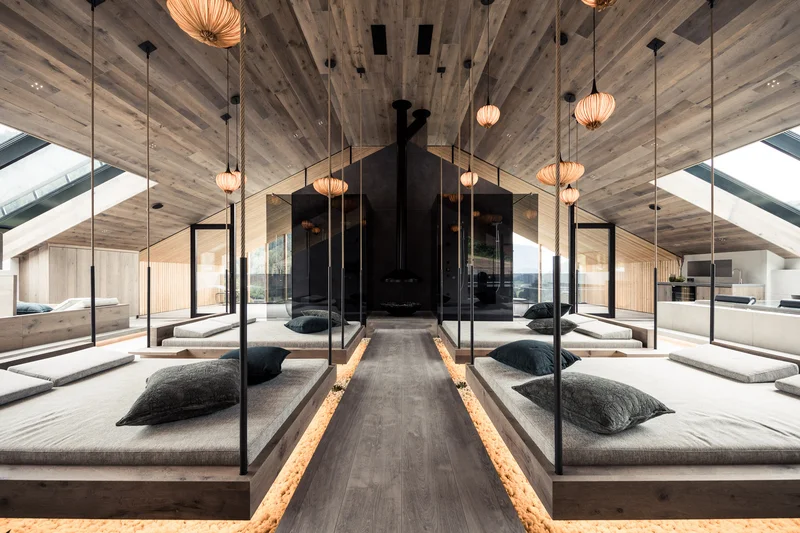 Modernes Schlafzimmer mit Holzdecke und bodennahen Betten mit gläsernen Trennwänden