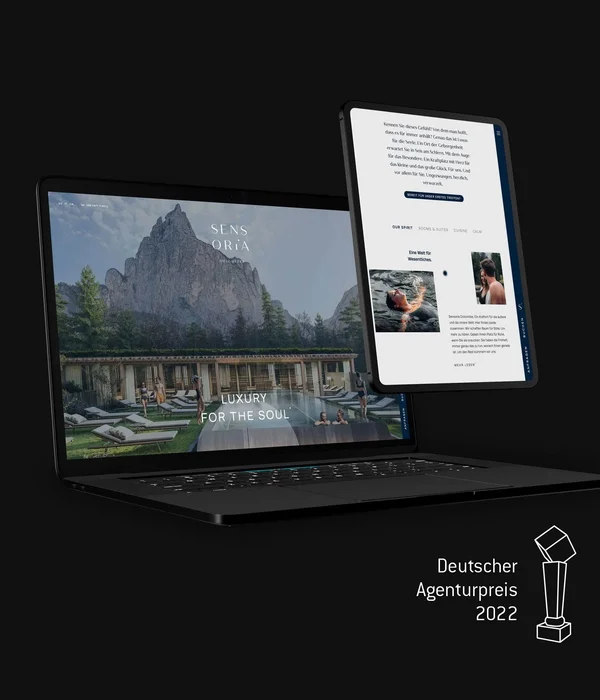 Laptop und Tablet mit Sensoria Dolomites Webseite und Deutscher Agenturpreis 2022 Symbol