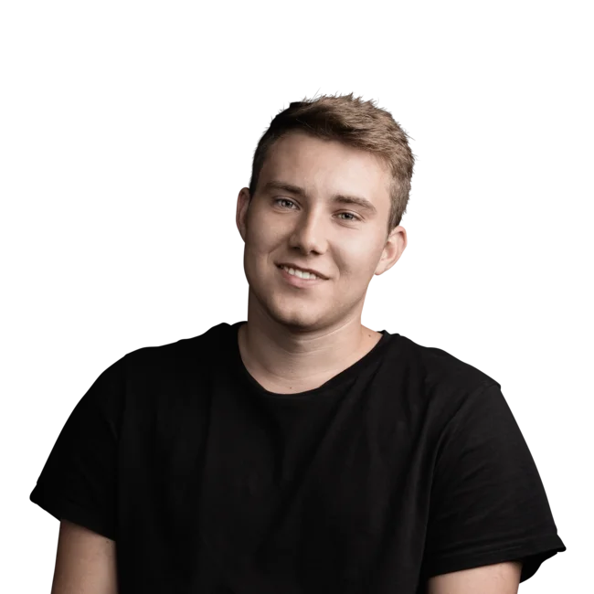 Mattia Finke Giovane uomo con capelli biondi corti e maglietta nera che sorride davanti a sfondo bianco