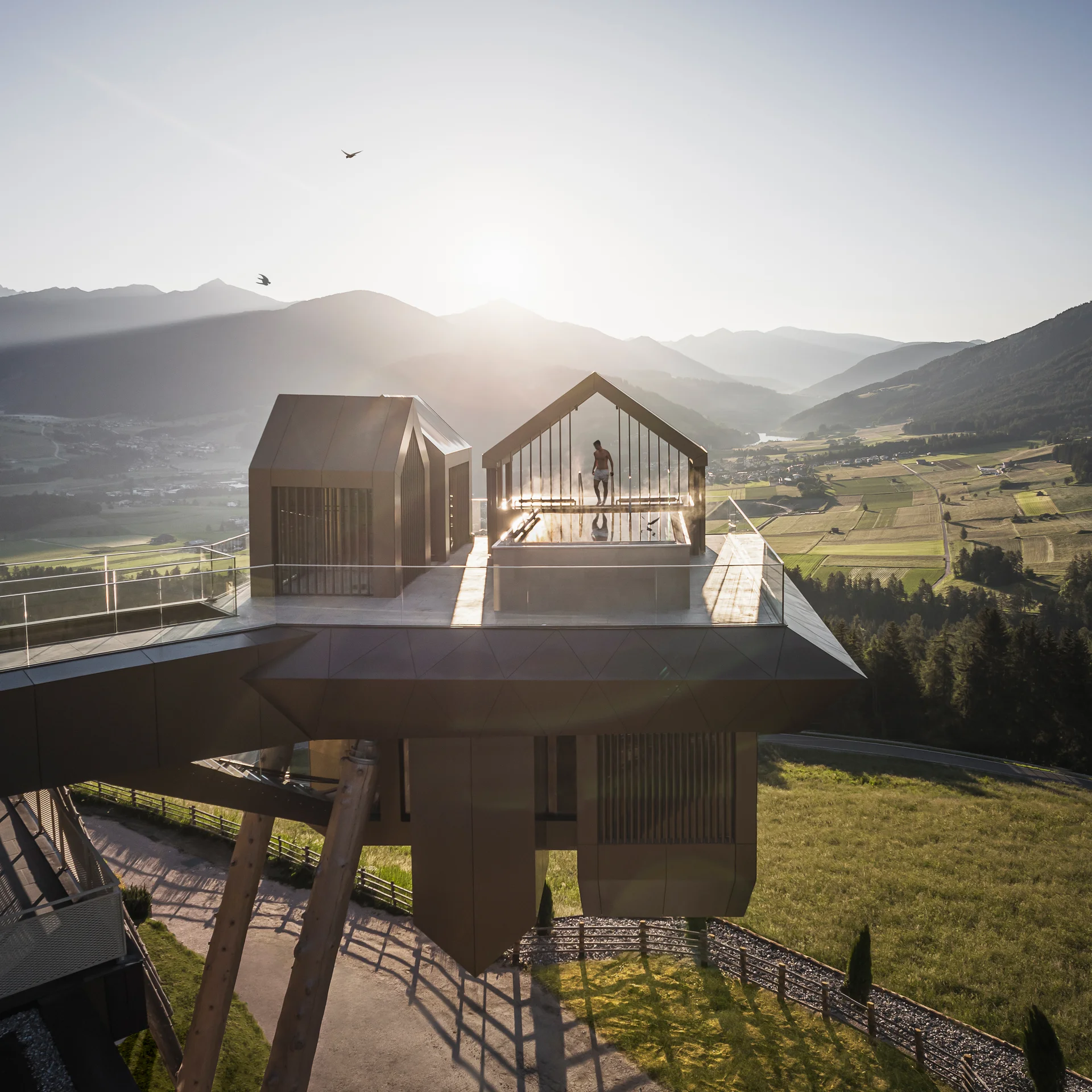 Moderne Plattform mit Pool und Blick auf Berge und Tal bei Sonnenuntergang
