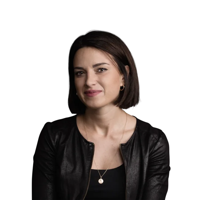 Porträt einer lächelnden Frau mit kurzen dunklen Haaren und schwarzer Lederjacke