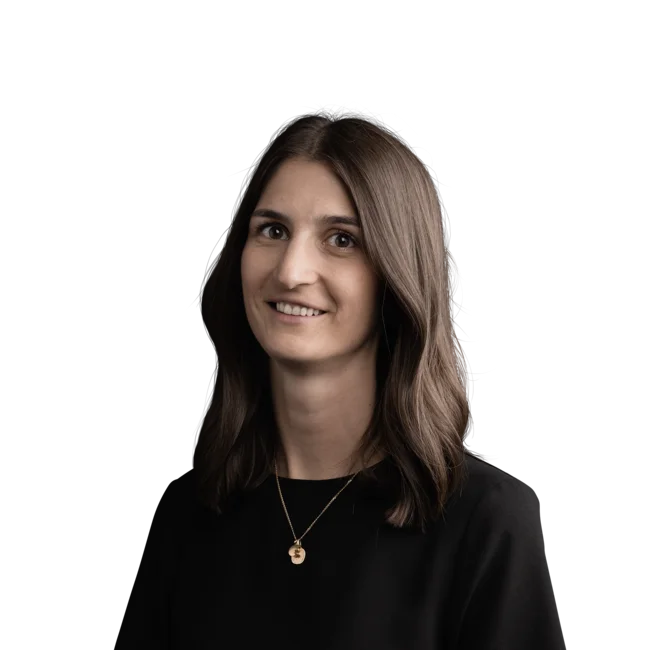Simone Rauch Porträt einer lächelnden Frau mit braunen Haaren vor weißem Hintergrund