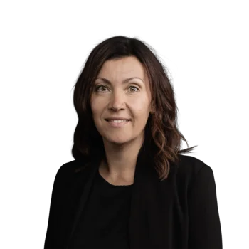 Ritratto di donna sorridente con capelli castani e abbigliamento nero