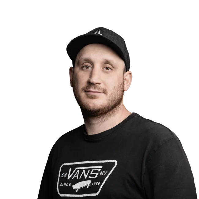 Federico Garbellini Porträt eines Mannes mit schwarzem T-Shirt und schwarzer Mütze vor weißem Hintergrund