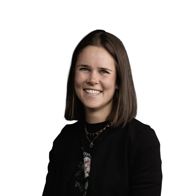 Porträt einer lächelnden jungen Frau mit mittellangen braunen Haaren