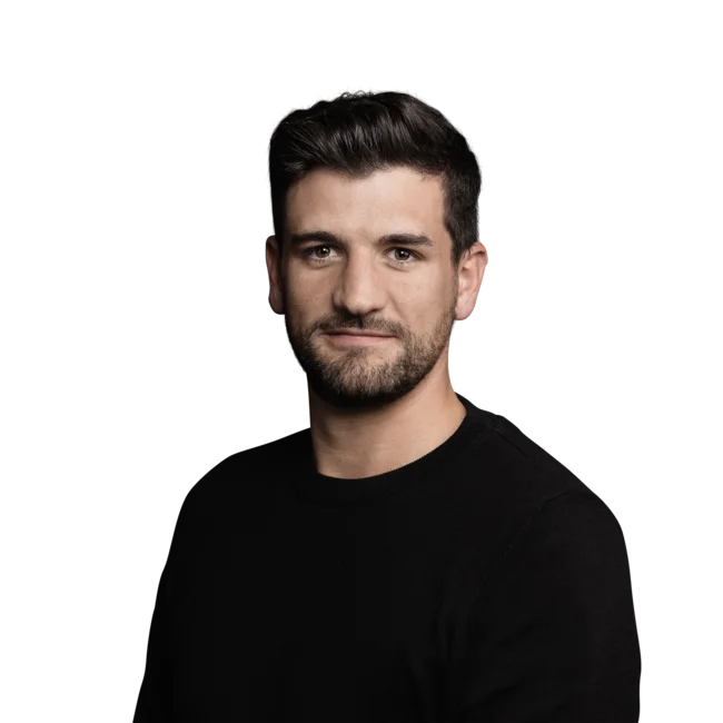Gernot Hasler Porträt eines Mannes mit schwarzem Pullover vor weißem Hintergrund