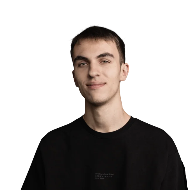 junger mann mit kurzem haar und schwarzem t-shirt vor weißem hintergrund