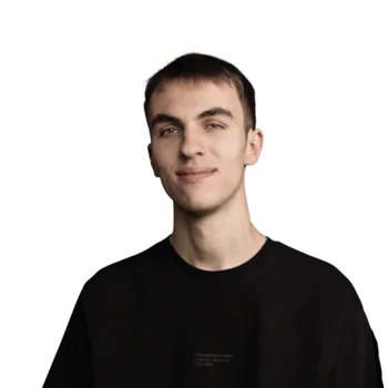 junger mann mit kurzem haar und schwarzem t-shirt vor weißem hintergrund