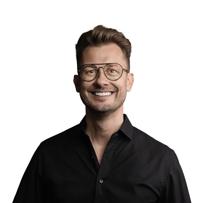 Michael Oberhofer Mann mit Brille und schwarzem Hemd lächelt vor weißem Hintergrund