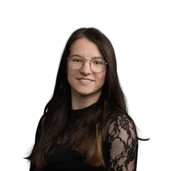 Denise Aichholzer | Intern Visual Software Support Porträt einer lächelnden jungen Frau mit Brille und langem braunem Haar