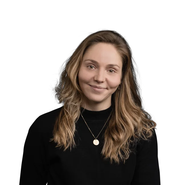 Lorena Mair Donna giovane con capelli biondi lunghi e maglione nero che sorride