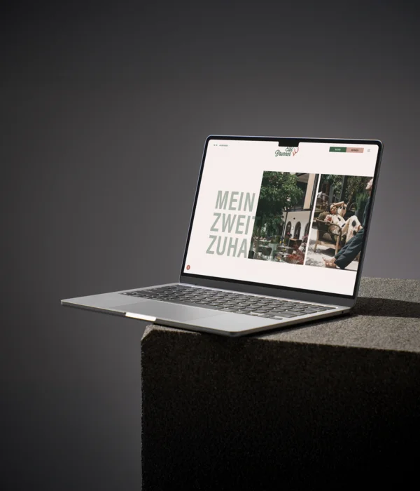 Wo aus Gästen Stammgäste werden: Das zweite Zuhause in Frauenau Laptop auf einem dunklen Podest mit geöffneter Website
