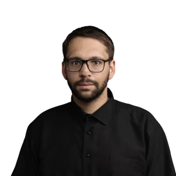Ritratto di un uomo con occhiali e camicia nera su sfondo bianco
