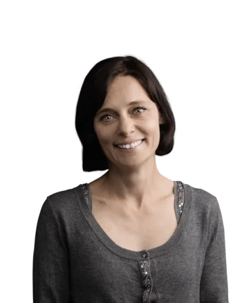 Fröhliche Frau mit kurzen braunen Haaren und grauem Pullover