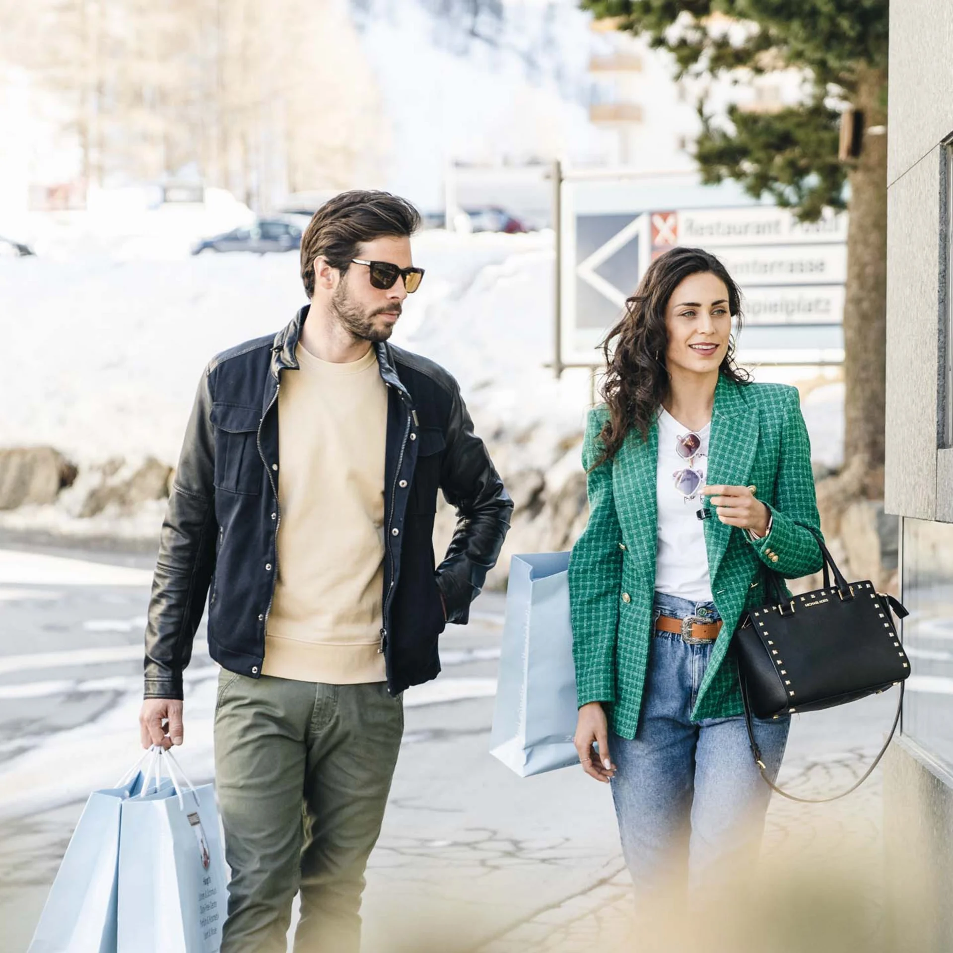 Paar mit Einkaufstüten geht im Winter spazieren