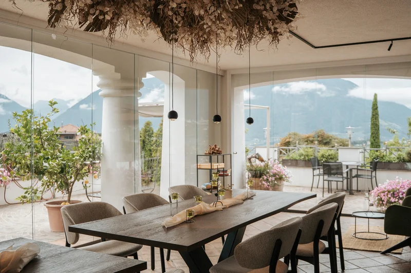 Kröll in Schenna: ein Haus für Momente in #echtzeit Moderner Essbereich mit Holztisch und Blumeninstallation an der Decke