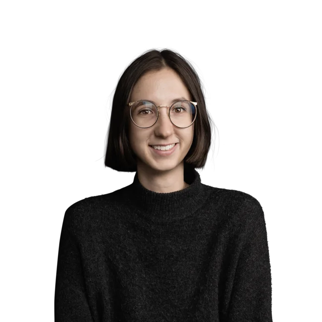 Porträt einer lächelnden jungen Frau mit kurzen dunklen Haaren und Brille