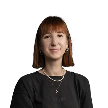 Isabel Zorzi | Customer Success Manager Porträt einer lächelnden jungen Frau mit kurzen dunklen Haaren und Brille