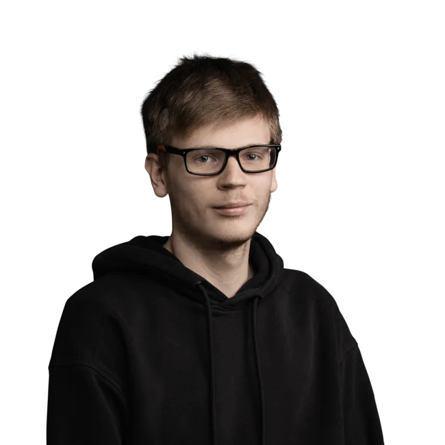 Junger Mann mit Brille und schwarzem Kapuzenpullover vor weißem Hintergrund