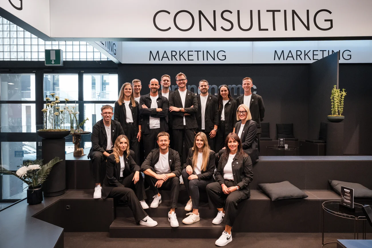 Teamfoto von Marketing- und Consulting-Mitarbeitern in modernem Büro