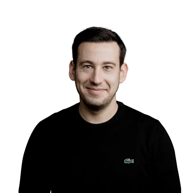 Peter Wellenzohn Ritratto di uomo giovane con maglione nero su sfondo bianco