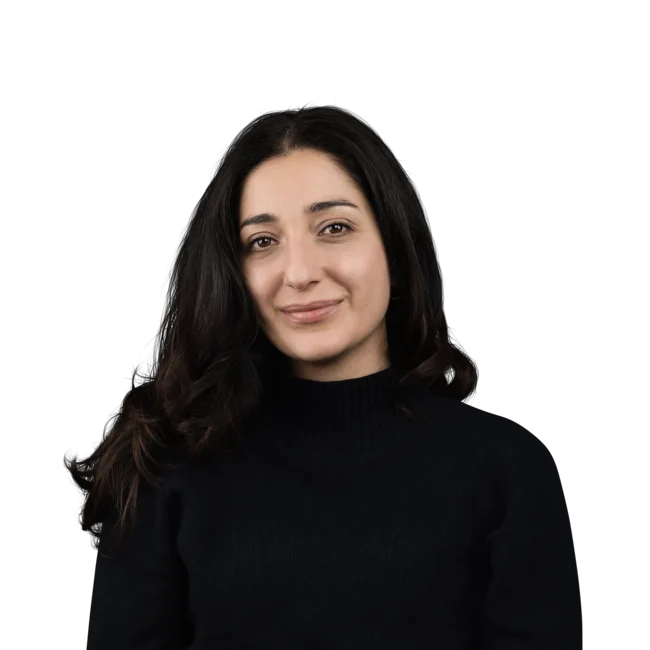 Gala Shendiuk Ritratto di donna con capelli scuri lunghi e maglione nero