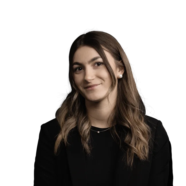 Porträt einer jungen Frau mit braunen Haaren und schwarzem Outfit