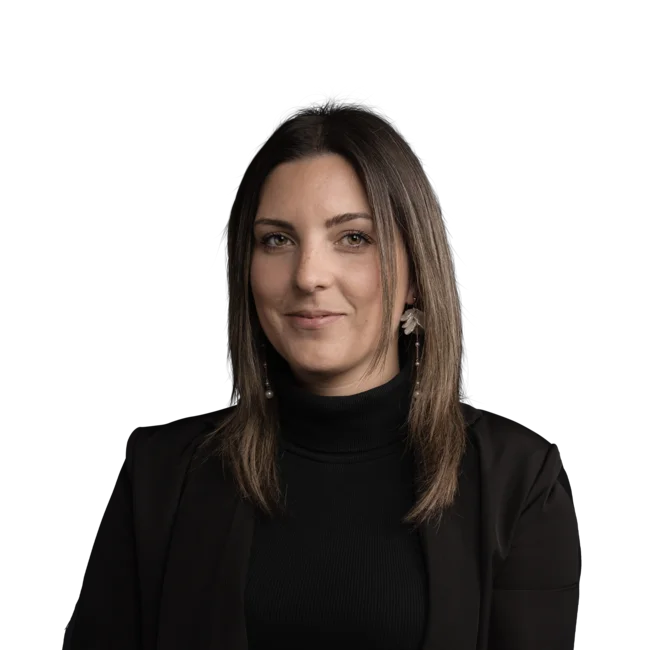 Porträt einer jungen Frau mit schwarzen Jacke und langen braunen Haaren