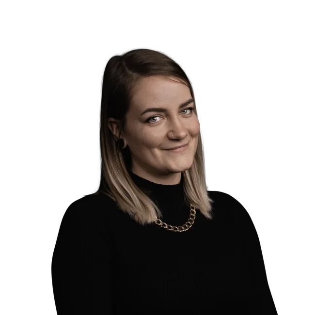 Sarah Posch Ritratto di donna sorridente con capelli biondi e maglione nero