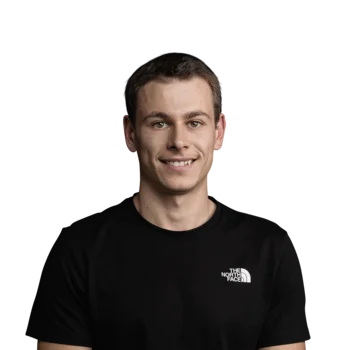 Porträt eines lächelnden Mannes mit schwarzem The North Face T-Shirt