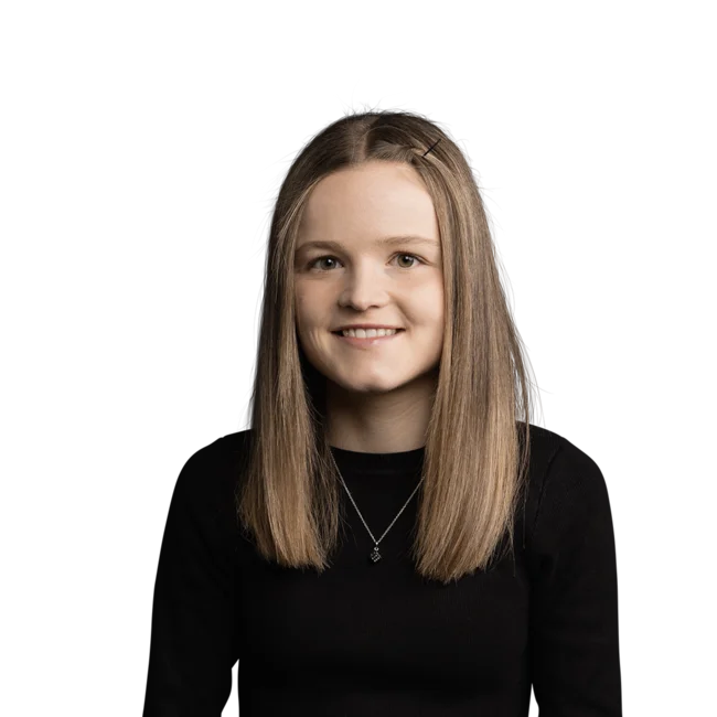 Porträt einer jungen Frau mit langen braunen Haaren und schwarzem Pullover