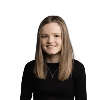 Porträt einer jungen Frau mit langen braunen Haaren und schwarzem Pullover